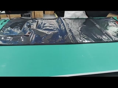 Stoffen led-therapieriem met rood licht in de buurt van infraroodlichtapparaat voor verlichting van spiergewrichtspijn